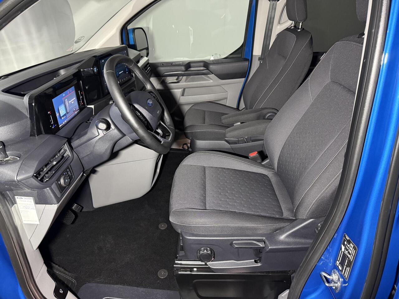 Ford TRANSIT CUSTOM 320 2.5 PHEV L2H1 Limited DC met o.a. een 360 graden camera, Parkeersensoren voor en achter, Dodehoekdetectie, Navigatiesysteem en een Trekhaak