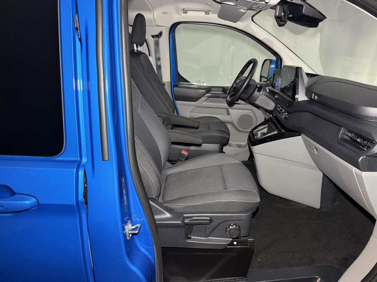 Ford TRANSIT CUSTOM 320 2.5 PHEV L2H1 Limited DC met o.a. een 360 graden camera, Parkeersensoren voor en achter, Dodehoekdetectie, Navigatiesysteem en een Trekhaak
