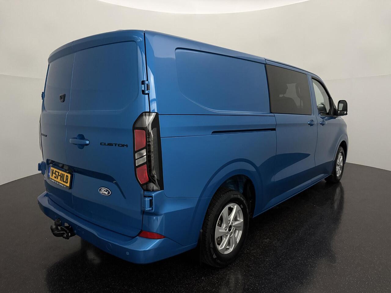 Ford TRANSIT CUSTOM 320 2.5 PHEV L2H1 Limited DC met o.a. een 360 graden camera, Parkeersensoren voor en achter, Dodehoekdetectie, Navigatiesysteem en een Trekhaak