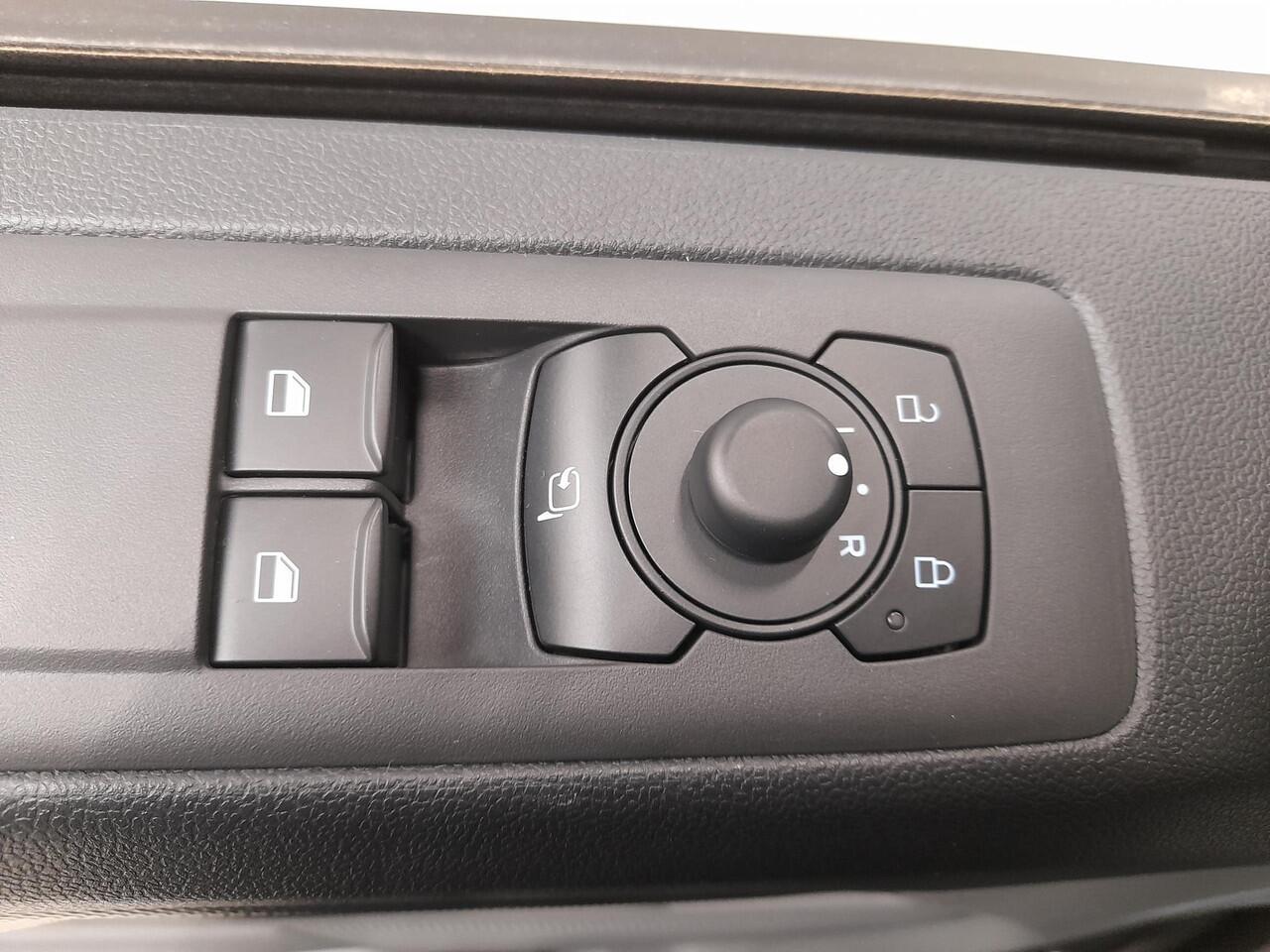 Ford TRANSIT CUSTOM 300 2.0 TDCI L2H1 Trend Nieuw Model BPM VRIJ! Ford Transit Custom 300 2.0 TDCI L2H1 Trend NM Navi Cruise Camera Parkeersensoren Trekhaak