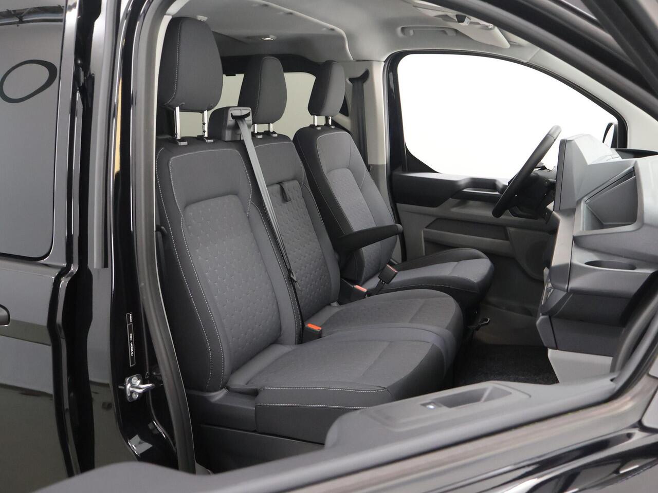 Ford TRANSIT CUSTOM 320 | 2.0 TDCI | L2 H1 | AWD | DUBBEL CABINE | LIMITED | 170 PK | CAMERA | BLIND-SPOT | ADAPTIEVE CRUISE | NAVIGATIE | STOELVERWARMING | VOORRUITVERWARMING | 2X ZIJSCHUIFDEUR | METALLIC BLACK