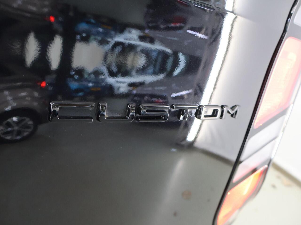 Ford TRANSIT CUSTOM 320 | 2.0 TDCI | L2 H1 | AWD | DUBBEL CABINE | LIMITED | 170 PK | CAMERA | BLIND-SPOT | ADAPTIEVE CRUISE | NAVIGATIE | STOELVERWARMING | VOORRUITVERWARMING | 2X ZIJSCHUIFDEUR | METALLIC BLACK