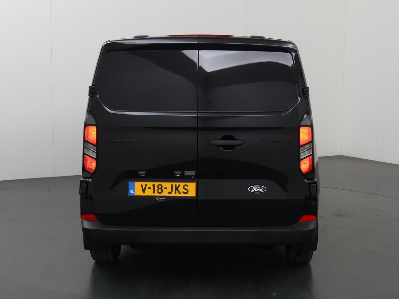 Ford TRANSIT CUSTOM 320 | 2.0 TDCI | L2 H1 | AWD | DUBBEL CABINE | LIMITED | 170 PK | CAMERA | BLIND-SPOT | ADAPTIEVE CRUISE | NAVIGATIE | STOELVERWARMING | VOORRUITVERWARMING | 2X ZIJSCHUIFDEUR | METALLIC BLACK