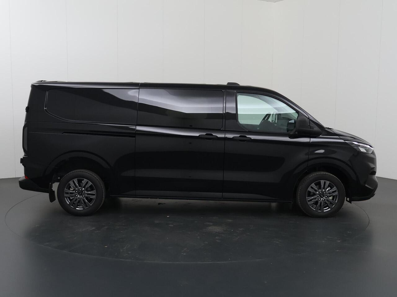 Ford TRANSIT CUSTOM 320 | 2.0 TDCI | L2 H1 | AWD | DUBBEL CABINE | LIMITED | 170 PK | CAMERA | BLIND-SPOT | ADAPTIEVE CRUISE | NAVIGATIE | STOELVERWARMING | VOORRUITVERWARMING | 2X ZIJSCHUIFDEUR | METALLIC BLACK