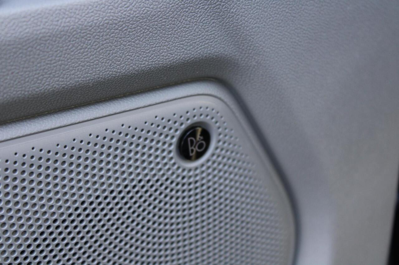 Ford TRANSIT CUSTOM 320 2.5 PHEV L2H1 Limited 233pk | 0,99 Renteactie! | Driver Assistance pack Premium | Wegklapbare Trekhaak | Verwarmd Stuurwiel | 17 inch Licht metalen Velgen | B&O Speakers