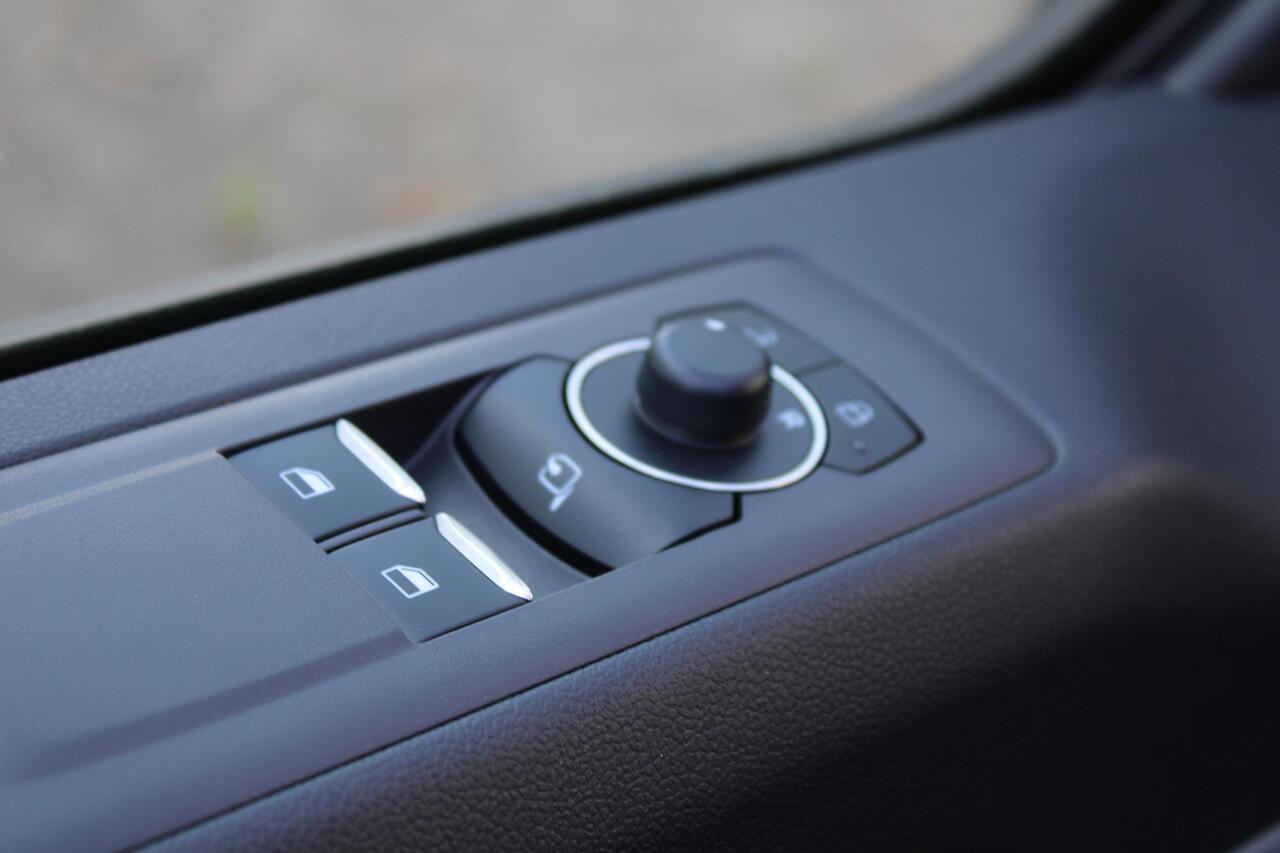 Ford TRANSIT CUSTOM 320 2.5 PHEV L2H1 Limited 233pk | 0,99 Renteactie! | Driver Assistance pack Premium | Wegklapbare Trekhaak | Verwarmd Stuurwiel | 17 inch Licht metalen Velgen | B&O Speakers