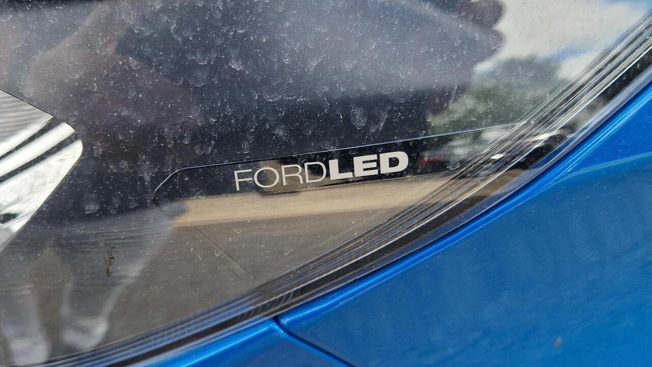 Ford TRANSIT CUSTOM 320 2.5 PHEV L2H1 Sport DC 233pk | 0,99% Renteactie! | Dubbele Cabine | Dubbele zijschuifdeur | Inklapbare trekhaak | 19 inch lichtmetalen Sport velgen (mat zwart) | Verwarmbaar stuurwiel | Navigatie systeem