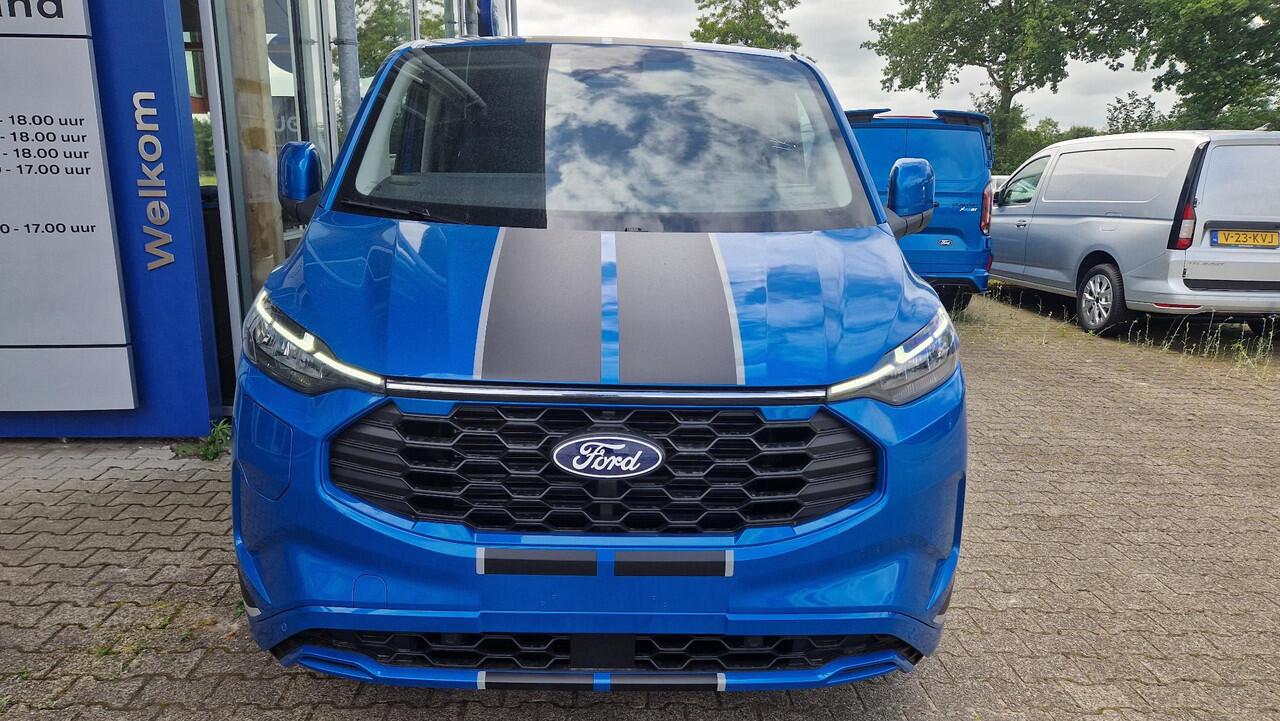 Ford TRANSIT CUSTOM 320 2.5 PHEV L2H1 Sport DC 233pk | 0,99% Renteactie! | Dubbele Cabine | Dubbele zijschuifdeur | Inklapbare trekhaak | 19 inch lichtmetalen Sport velgen (mat zwart) | Verwarmbaar stuurwiel | Navigatie systeem