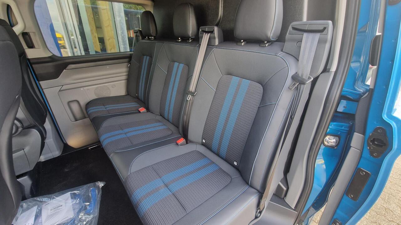 Ford TRANSIT CUSTOM 320 2.5 PHEV L2H1 Sport DC 233pk | 0,99% Renteactie! | Dubbele Cabine | Dubbele zijschuifdeur | Inklapbare trekhaak | 19 inch lichtmetalen Sport velgen (mat zwart) | Verwarmbaar stuurwiel | Navigatie systeem