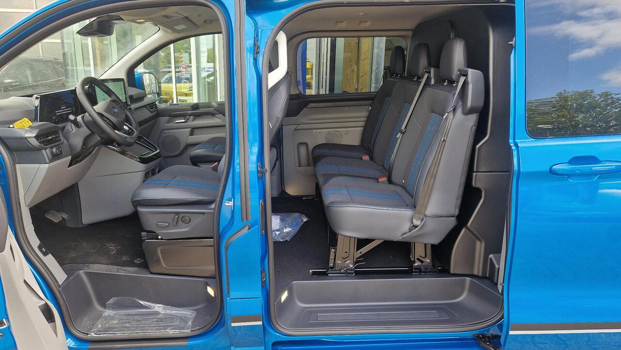 Ford TRANSIT CUSTOM 320 2.5 PHEV L2H1 Sport DC 233pk | 0,99% Renteactie! | Dubbele Cabine | Dubbele zijschuifdeur | Inklapbare trekhaak | 19 inch lichtmetalen Sport velgen (mat zwart) | Verwarmbaar stuurwiel | Navigatie systeem