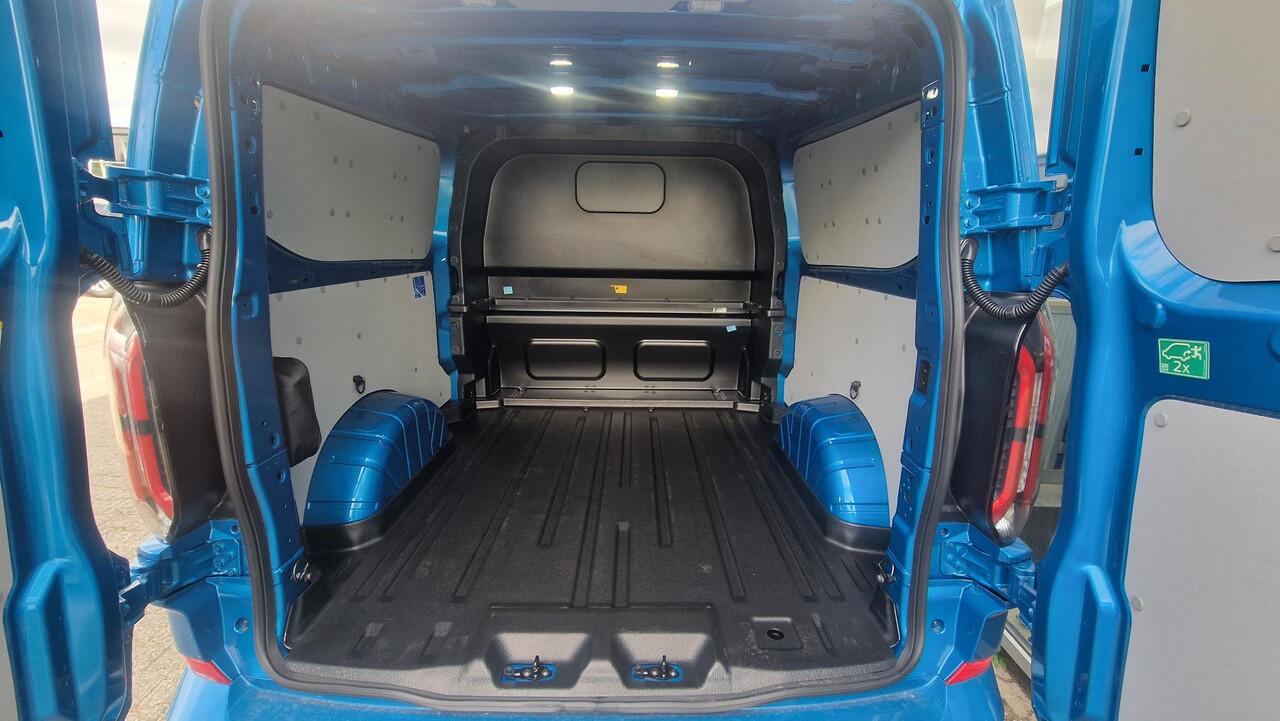 Ford TRANSIT CUSTOM 320 2.5 PHEV L2H1 Sport DC 233pk | 0,99% Renteactie! | Dubbele Cabine | Dubbele zijschuifdeur | Inklapbare trekhaak | 19 inch lichtmetalen Sport velgen (mat zwart) | Verwarmbaar stuurwiel | Navigatie systeem