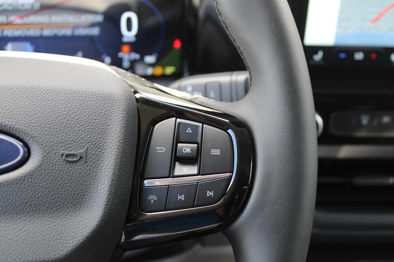 Ford TRANSIT CUSTOM 320 2.5 PHEV L2H1 Sport DC 233pk | 0,99% Renteactie! | Dubbele Cabine | Dubbele zijschuifdeur | Inklapbare trekhaak | 19 inch lichtmetalen Sport velgen (mat zwart) | Verwarmbaar stuurwiel | Navigatie systeem