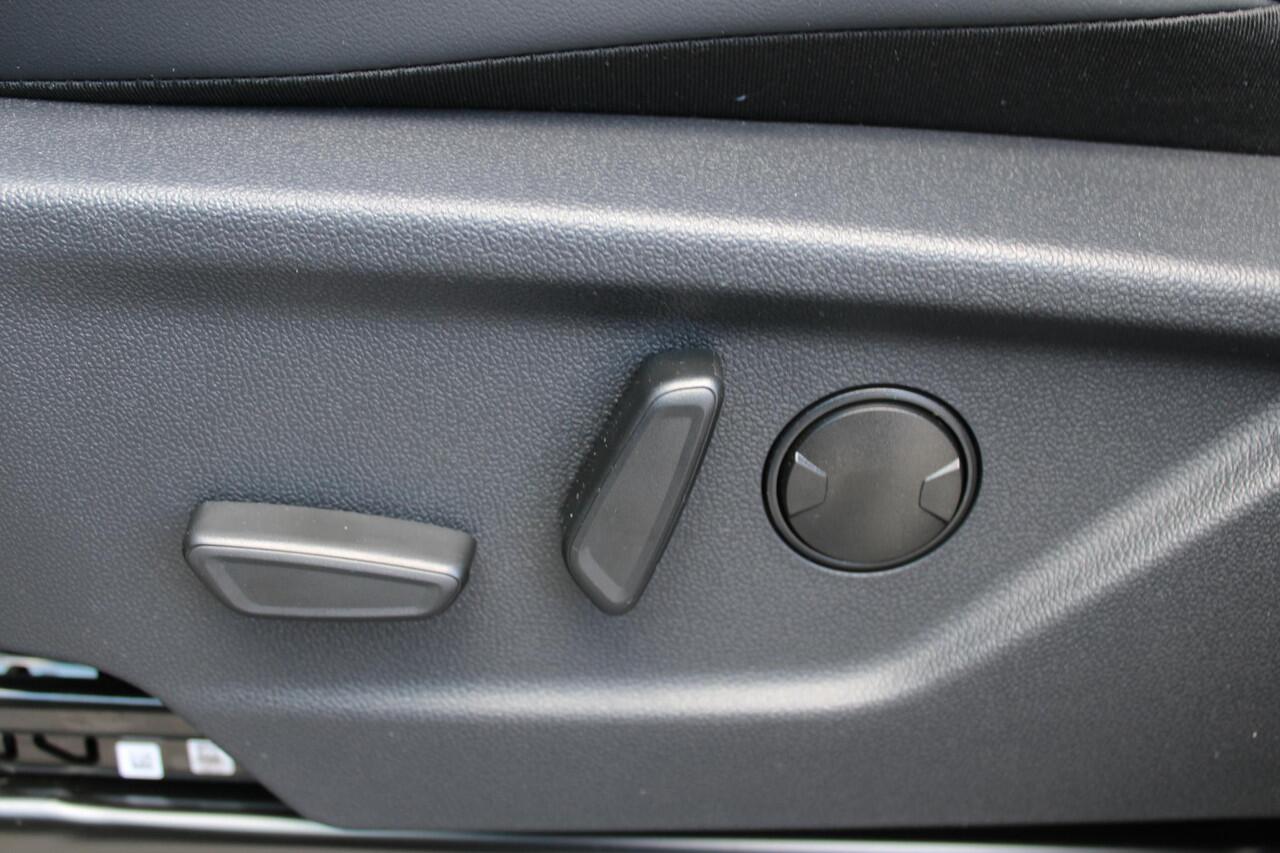 Ford TRANSIT CUSTOM 320 2.5 PHEV L2H1 Sport DC 233pk | 0,99% Renteactie! | Dubbele Cabine | Dubbele zijschuifdeur | Inklapbare trekhaak | 19 inch lichtmetalen Sport velgen (mat zwart) | Verwarmbaar stuurwiel | Navigatie systeem