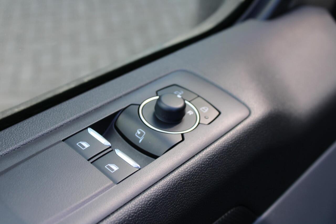 Ford TRANSIT CUSTOM 320 2.5 PHEV L2H1 Sport DC 233pk | 0,99% Renteactie! | Dubbele Cabine | Dubbele zijschuifdeur | Inklapbare trekhaak | 19 inch lichtmetalen Sport velgen (mat zwart) | Verwarmbaar stuurwiel | Navigatie systeem