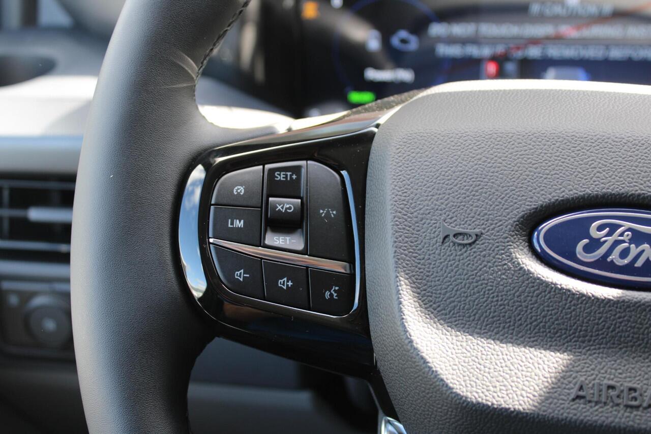 Ford TRANSIT CUSTOM 320 2.5 PHEV L2H1 Sport DC 233pk | 0,99% Renteactie! | Dubbele Cabine | Dubbele zijschuifdeur | Inklapbare trekhaak | 19 inch lichtmetalen Sport velgen (mat zwart) | Verwarmbaar stuurwiel | Navigatie systeem