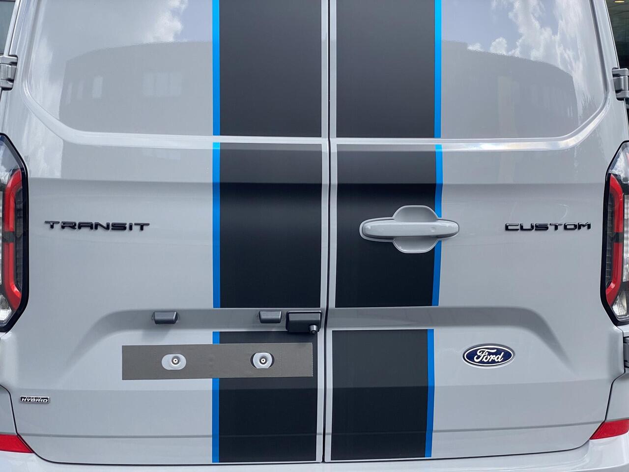 Ford TRANSIT CUSTOM 320 2.5 PHEV L2H1 Sport DC 233pk | 0,99% Renteactie! | Zuid | Dubbele Cabine | Dubbele zijschuifdeur | Inklapbare trekhaak | 19 inch lichtmetalen Sport velgen (mat zwart) | Verwarmbaar stuurwiel | Navigatie systeem