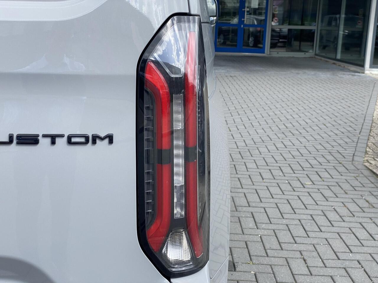 Ford TRANSIT CUSTOM 320 2.5 PHEV L2H1 Sport DC 233pk | 0,99% Renteactie! | Zuid | Dubbele Cabine | Dubbele zijschuifdeur | Inklapbare trekhaak | 19 inch lichtmetalen Sport velgen (mat zwart) | Verwarmbaar stuurwiel | Navigatie systeem