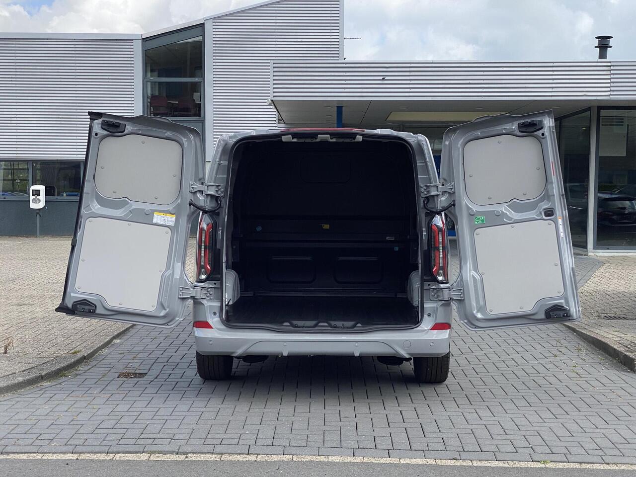 Ford TRANSIT CUSTOM 320 2.5 PHEV L2H1 Sport DC 233pk | 0,99% Renteactie! | Zuid | Dubbele Cabine | Dubbele zijschuifdeur | Inklapbare trekhaak | 19 inch lichtmetalen Sport velgen (mat zwart) | Verwarmbaar stuurwiel | Navigatie systeem