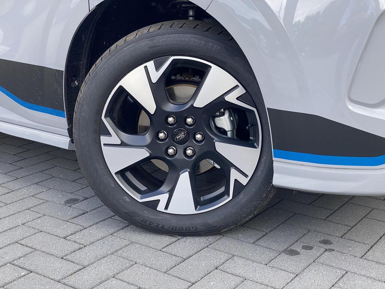 Ford TRANSIT CUSTOM 320 2.5 PHEV L2H1 Sport DC 233pk | 0,99% Renteactie! | Zuid | Dubbele Cabine | Dubbele zijschuifdeur | Inklapbare trekhaak | 19 inch lichtmetalen Sport velgen (mat zwart) | Verwarmbaar stuurwiel | Navigatie systeem