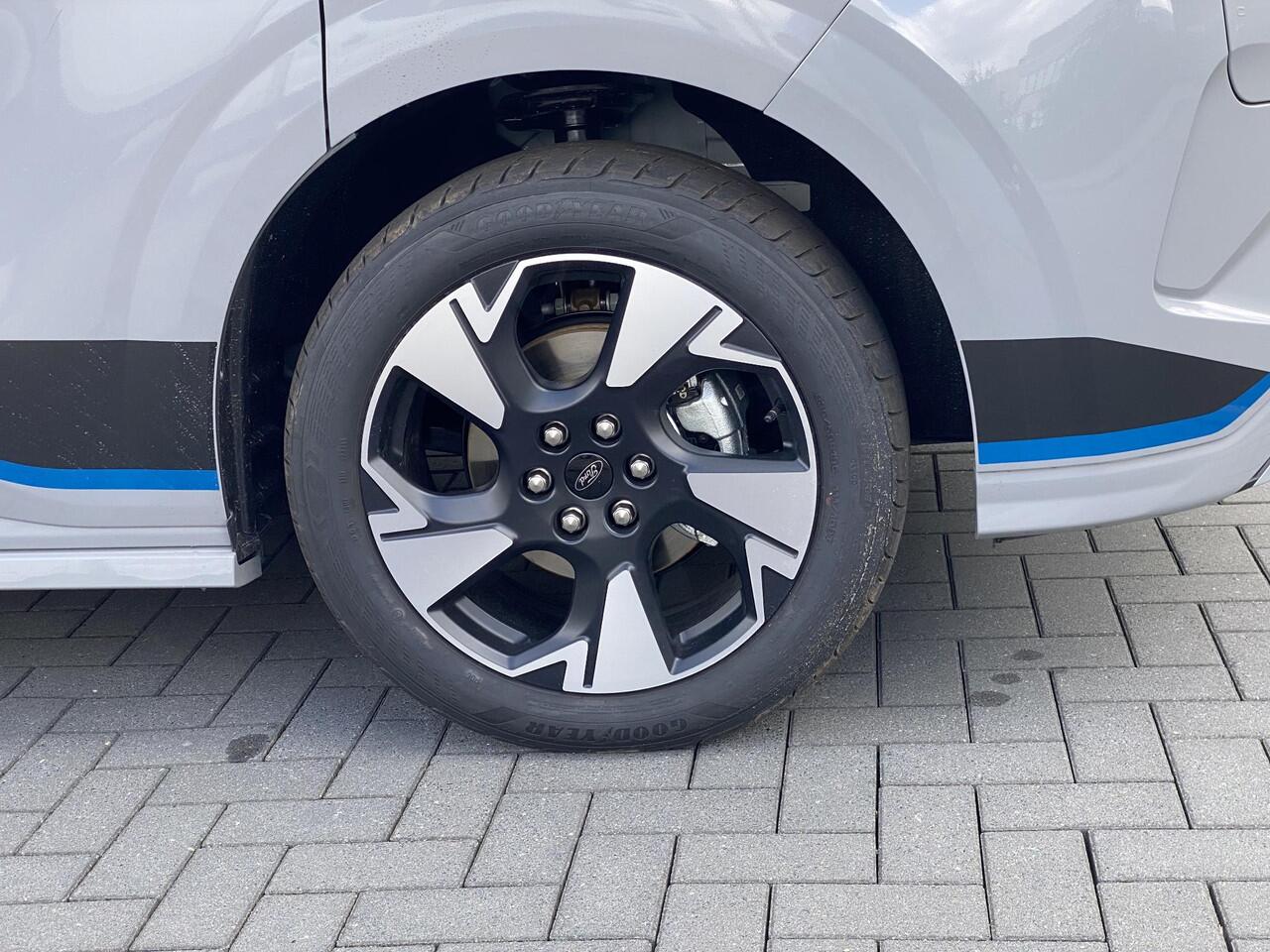 Ford TRANSIT CUSTOM 320 2.5 PHEV L2H1 Sport DC 233pk | 0,99% Renteactie! | Zuid | Dubbele Cabine | Dubbele zijschuifdeur | Inklapbare trekhaak | 19 inch lichtmetalen Sport velgen (mat zwart) | Verwarmbaar stuurwiel | Navigatie systeem