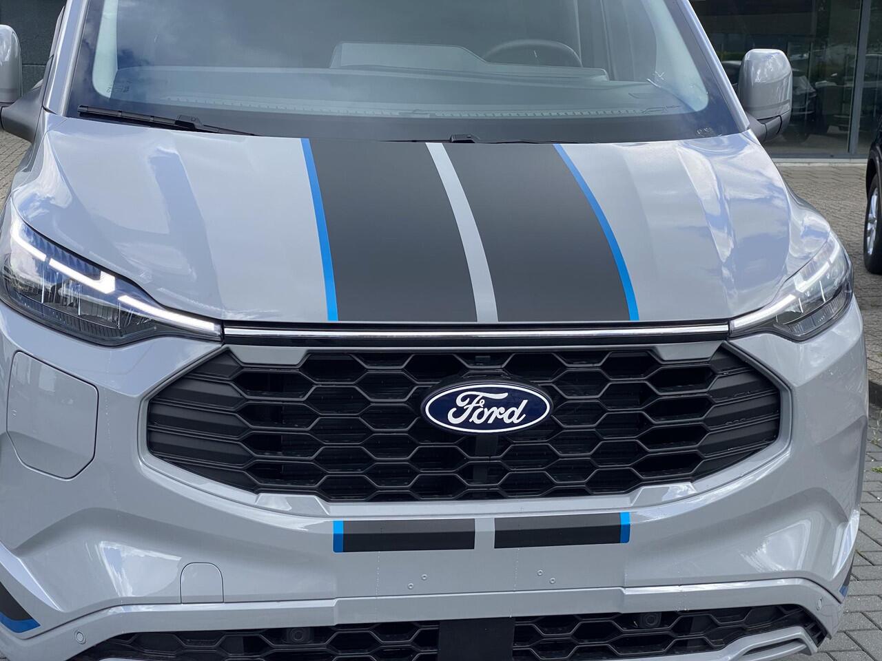 Ford TRANSIT CUSTOM 320 2.5 PHEV L2H1 Sport DC 233pk | 0,99% Renteactie! | Zuid | Dubbele Cabine | Dubbele zijschuifdeur | Inklapbare trekhaak | 19 inch lichtmetalen Sport velgen (mat zwart) | Verwarmbaar stuurwiel | Navigatie systeem