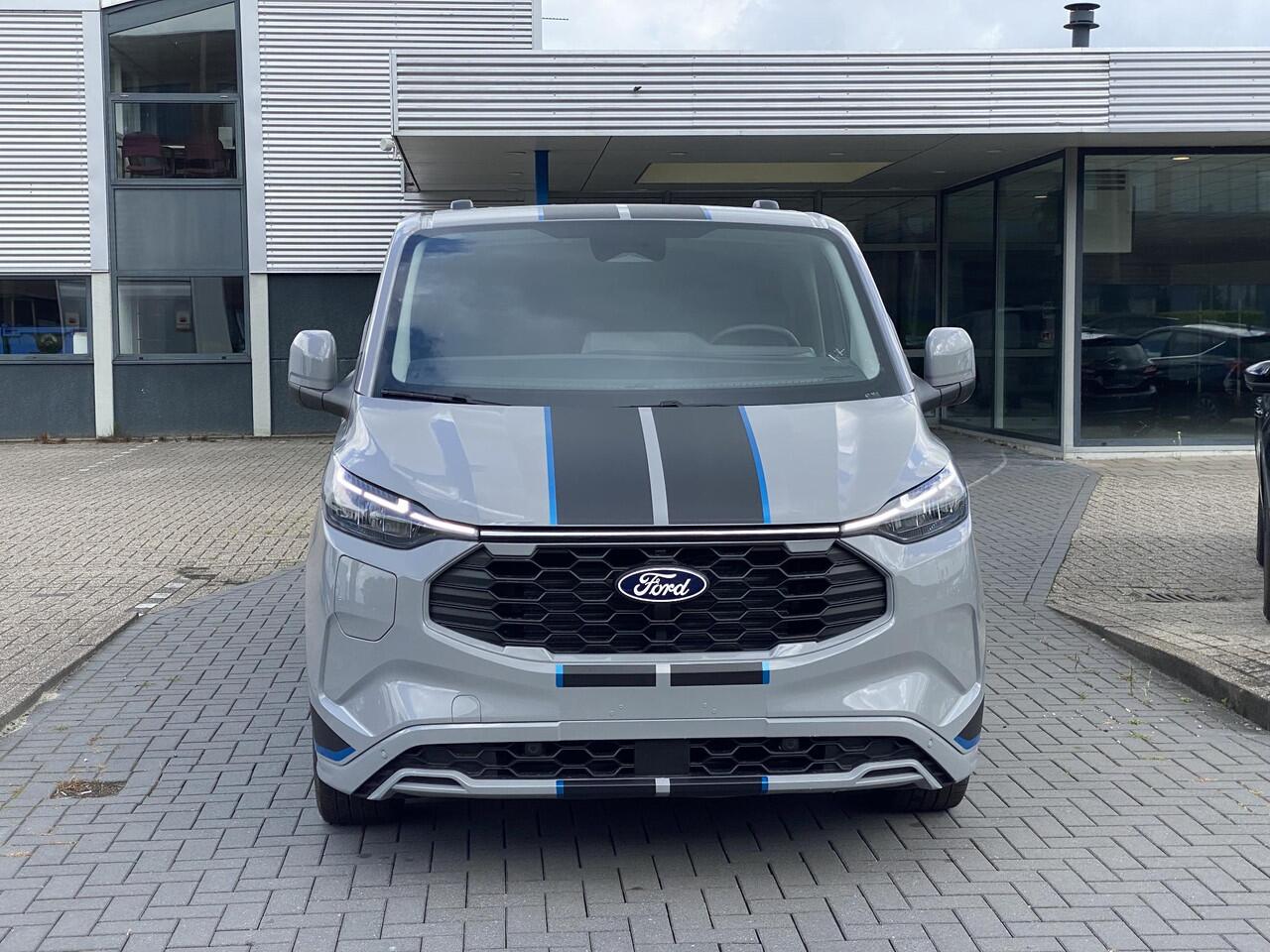 Ford TRANSIT CUSTOM 320 2.5 PHEV L2H1 Sport DC 233pk | 0,99% Renteactie! | Zuid | Dubbele Cabine | Dubbele zijschuifdeur | Inklapbare trekhaak | 19 inch lichtmetalen Sport velgen (mat zwart) | Verwarmbaar stuurwiel | Navigatie systeem