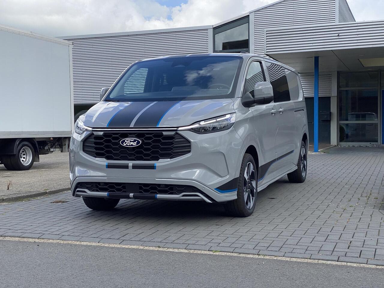 Ford TRANSIT CUSTOM 320 2.5 PHEV L2H1 Sport DC 233pk | 0,99% Renteactie! | Zuid | Dubbele Cabine | Dubbele zijschuifdeur | Inklapbare trekhaak | 19 inch lichtmetalen Sport velgen (mat zwart) | Verwarmbaar stuurwiel | Navigatie systeem