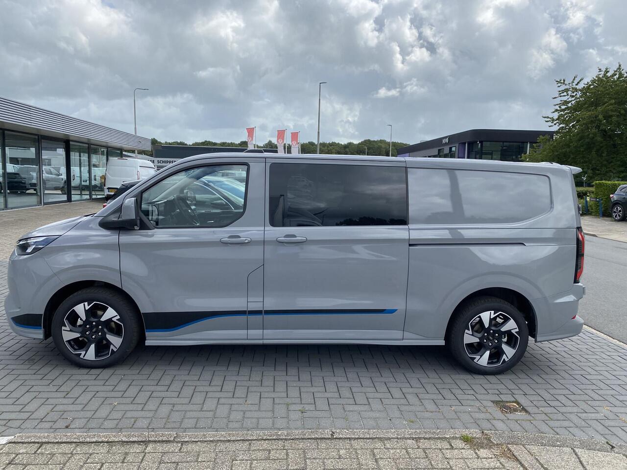 Ford TRANSIT CUSTOM 320 2.5 PHEV L2H1 Sport DC 233pk | 0,99% Renteactie! | Zuid | Dubbele Cabine | Dubbele zijschuifdeur | Inklapbare trekhaak | 19 inch lichtmetalen Sport velgen (mat zwart) | Verwarmbaar stuurwiel | Navigatie systeem