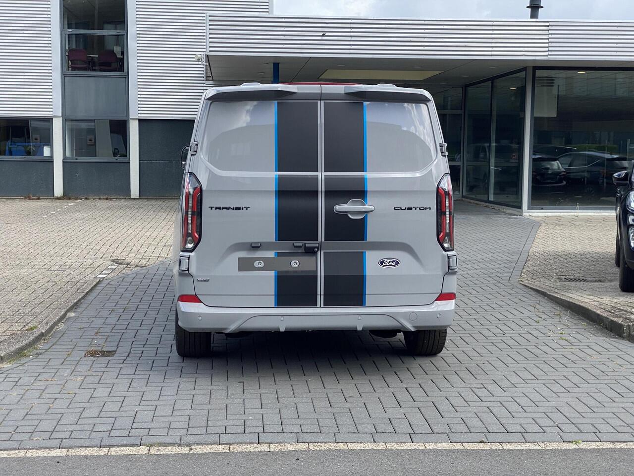 Ford TRANSIT CUSTOM 320 2.5 PHEV L2H1 Sport DC 233pk | 0,99% Renteactie! | Zuid | Dubbele Cabine | Dubbele zijschuifdeur | Inklapbare trekhaak | 19 inch lichtmetalen Sport velgen (mat zwart) | Verwarmbaar stuurwiel | Navigatie systeem