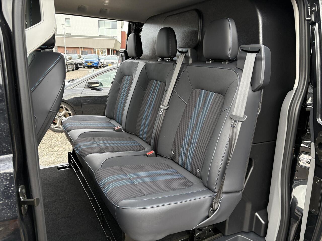 Ford TRANSIT CUSTOM 320 2.5 PHEV L2H1 Sport DC | SCI | 233pk | | Dubbele Cabine | Dubbele zijschuifdeur | Inklapbare trekhaak | 19 inch lichtmetalen Sport velgen (mat zwart) | Verwarmbaar stuurwiel | Navigatie systeem