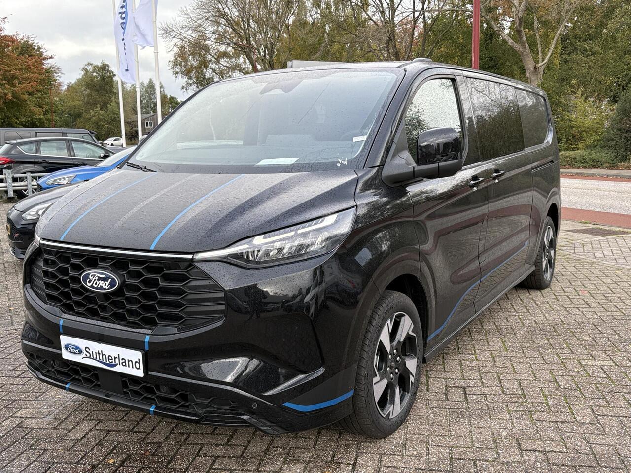 Ford TRANSIT CUSTOM 320 2.5 PHEV L2H1 Sport DC | SCI | 233pk | | Dubbele Cabine | Dubbele zijschuifdeur | Inklapbare trekhaak | 19 inch lichtmetalen Sport velgen (mat zwart) | Verwarmbaar stuurwiel | Navigatie systeem