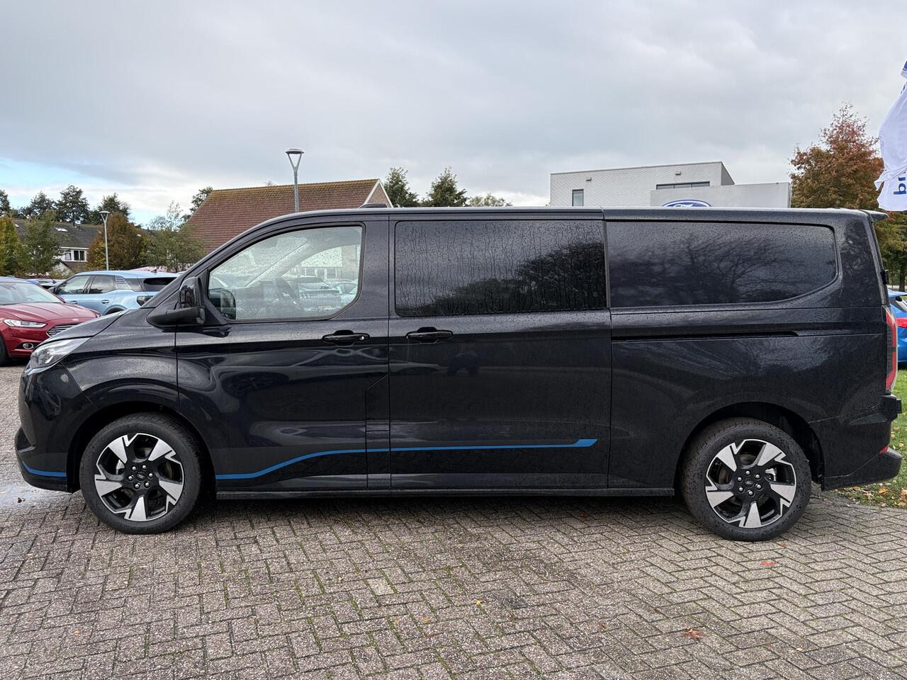 Ford TRANSIT CUSTOM 320 2.5 PHEV L2H1 Sport DC | SCI | 233pk | | Dubbele Cabine | Dubbele zijschuifdeur | Inklapbare trekhaak | 19 inch lichtmetalen Sport velgen (mat zwart) | Verwarmbaar stuurwiel | Navigatie systeem