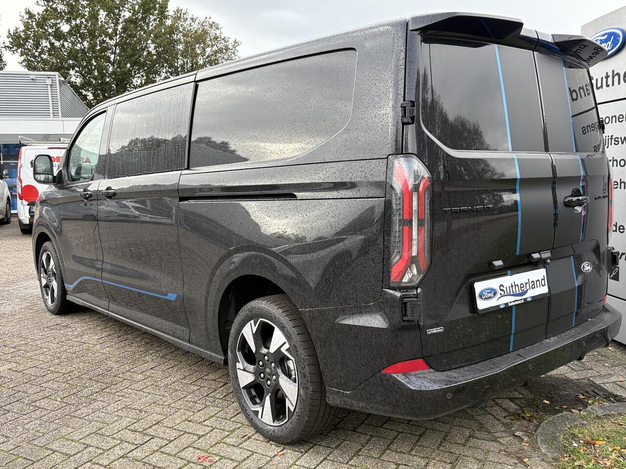 Ford TRANSIT CUSTOM 320 2.5 PHEV L2H1 Sport DC | SCI | 233pk | | Dubbele Cabine | Dubbele zijschuifdeur | Inklapbare trekhaak | 19 inch lichtmetalen Sport velgen (mat zwart) | Verwarmbaar stuurwiel | Navigatie systeem