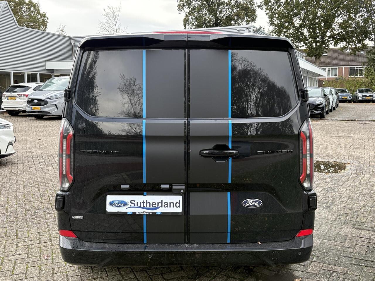 Ford TRANSIT CUSTOM 320 2.5 PHEV L2H1 Sport DC | SCI | 233pk | | Dubbele Cabine | Dubbele zijschuifdeur | Inklapbare trekhaak | 19 inch lichtmetalen Sport velgen (mat zwart) | Verwarmbaar stuurwiel | Navigatie systeem