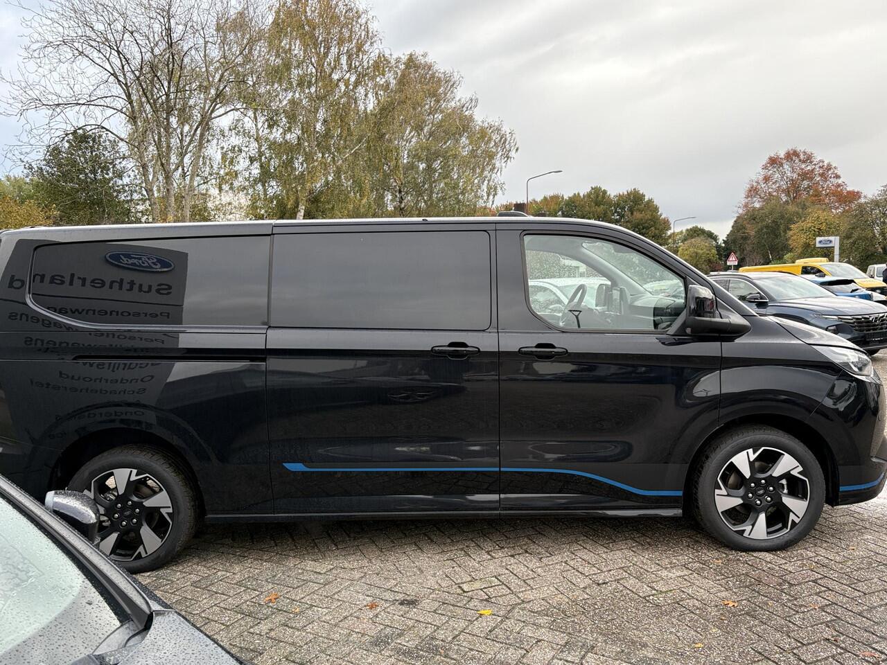 Ford TRANSIT CUSTOM 320 2.5 PHEV L2H1 Sport DC | SCI | 233pk | | Dubbele Cabine | Dubbele zijschuifdeur | Inklapbare trekhaak | 19 inch lichtmetalen Sport velgen (mat zwart) | Verwarmbaar stuurwiel | Navigatie systeem