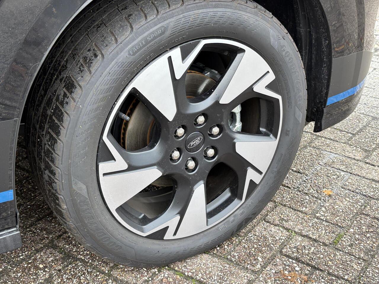 Ford TRANSIT CUSTOM 320 2.5 PHEV L2H1 Sport DC | SCI | 233pk | | Dubbele Cabine | Dubbele zijschuifdeur | Inklapbare trekhaak | 19 inch lichtmetalen Sport velgen (mat zwart) | Verwarmbaar stuurwiel | Navigatie systeem