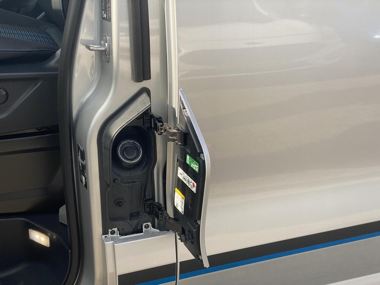 Ford TRANSIT CUSTOM 320 2.5 PHEV L2H1 Sport DC Zuid | 0,99% Renteactie | 233pk | Dubbele Cabine | Dubbele zijschuifdeur | Inklapbare trekhaak | 19 inch lichtmetalen Sport velgen (mat zwart) | Verwarmbaar stuurwiel | Navigatie systeem