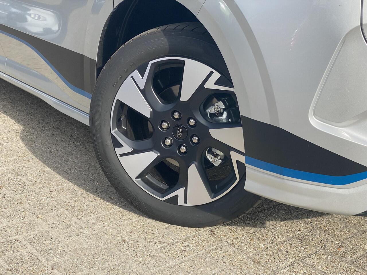 Ford TRANSIT CUSTOM 320 2.5 PHEV L2H1 Sport DC Zuid | 0,99% Renteactie | 233pk | Dubbele Cabine | Dubbele zijschuifdeur | Inklapbare trekhaak | 19 inch lichtmetalen Sport velgen (mat zwart) | Verwarmbaar stuurwiel | Navigatie systeem