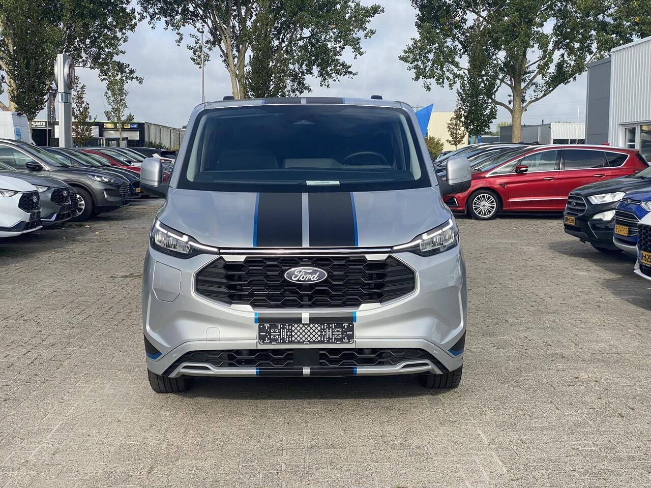 Ford TRANSIT CUSTOM 320 2.5 PHEV L2H1 Sport DC Zuid | 0,99% Renteactie | 233pk | Dubbele Cabine | Dubbele zijschuifdeur | Inklapbare trekhaak | 19 inch lichtmetalen Sport velgen (mat zwart) | Verwarmbaar stuurwiel | Navigatie systeem