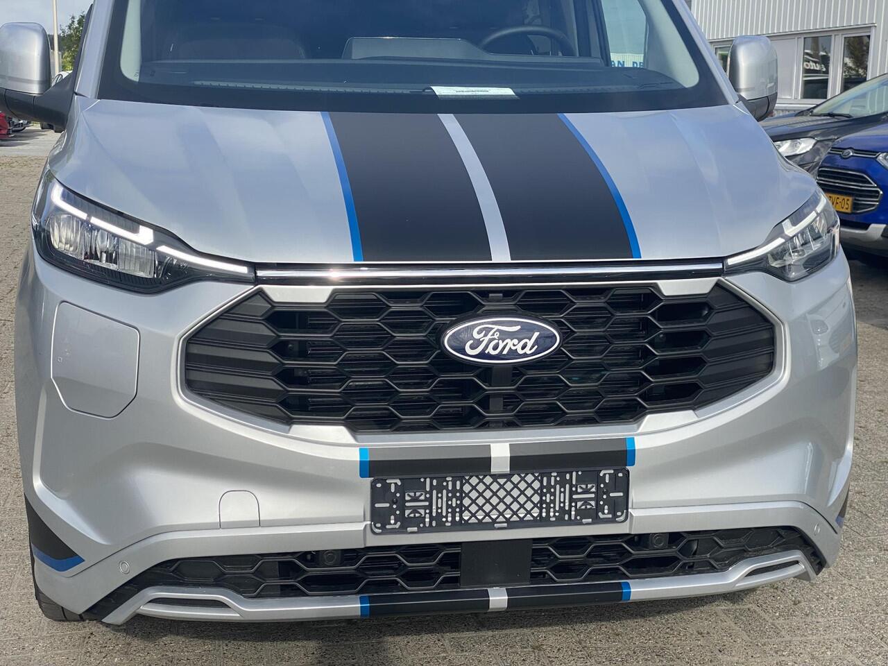 Ford TRANSIT CUSTOM 320 2.5 PHEV L2H1 Sport DC Zuid | 0,99% Renteactie | 233pk | Dubbele Cabine | Dubbele zijschuifdeur | Inklapbare trekhaak | 19 inch lichtmetalen Sport velgen (mat zwart) | Verwarmbaar stuurwiel | Navigatie systeem