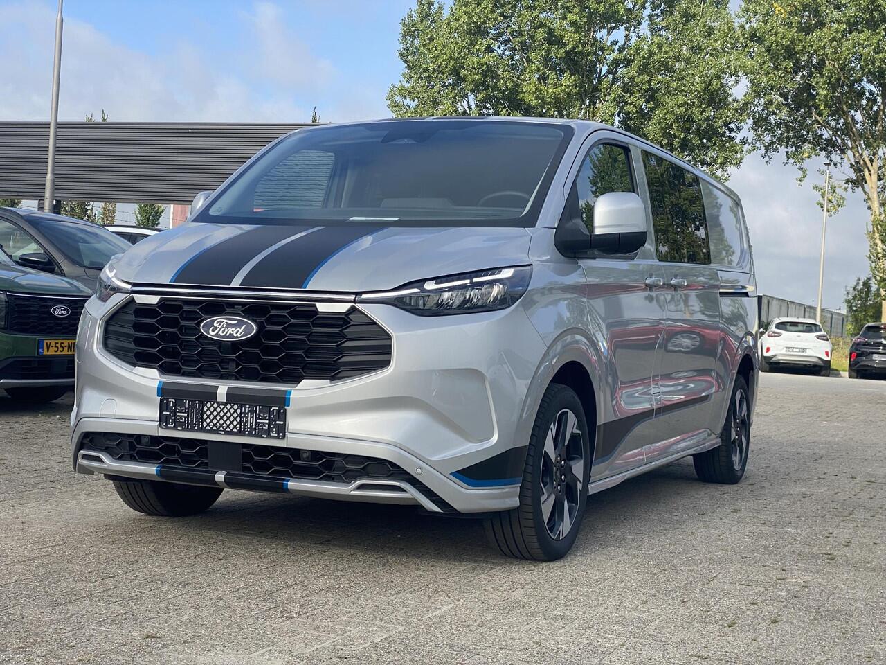 Ford TRANSIT CUSTOM 320 2.5 PHEV L2H1 Sport DC Zuid | 0,99% Renteactie | 233pk | Dubbele Cabine | Dubbele zijschuifdeur | Inklapbare trekhaak | 19 inch lichtmetalen Sport velgen (mat zwart) | Verwarmbaar stuurwiel | Navigatie systeem