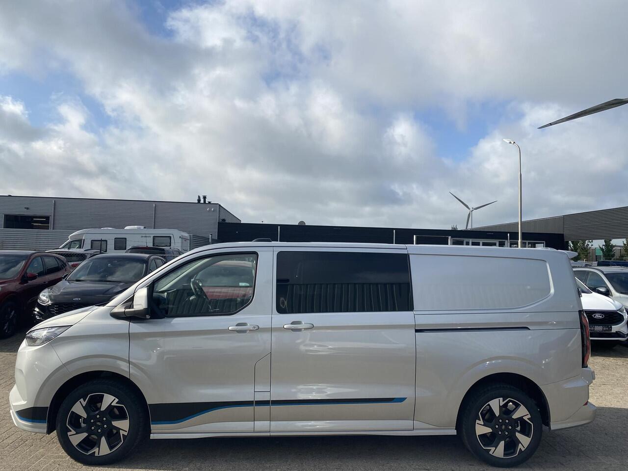 Ford TRANSIT CUSTOM 320 2.5 PHEV L2H1 Sport DC Zuid | 0,99% Renteactie | 233pk | Dubbele Cabine | Dubbele zijschuifdeur | Inklapbare trekhaak | 19 inch lichtmetalen Sport velgen (mat zwart) | Verwarmbaar stuurwiel | Navigatie systeem