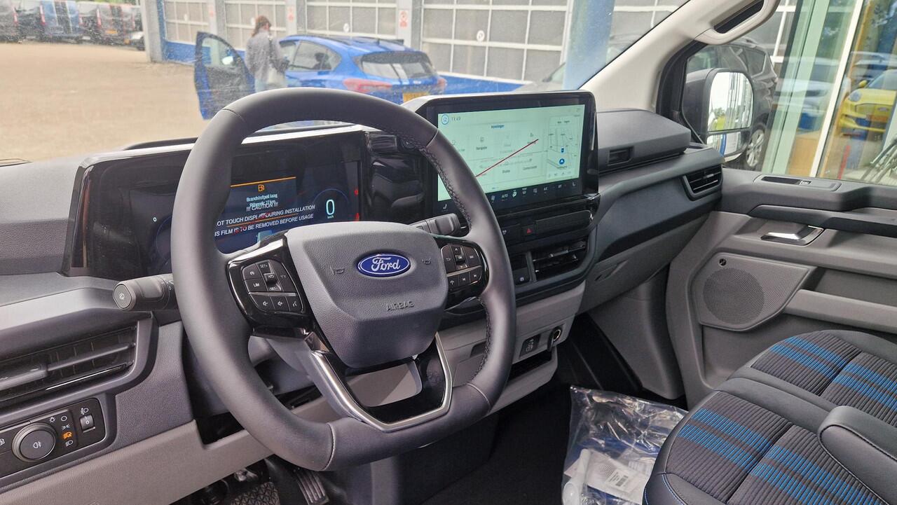 Ford TRANSIT CUSTOM 320 2.5 PHEV L2H1 Sport 233pk | 0,99% Renteactie | Inklapbare trekhaak | 19 inch lichtmetalen Sport velgen (mat zwart) | Verwarmbaar stuurwiel | Navigatie systeem | B&O speakers