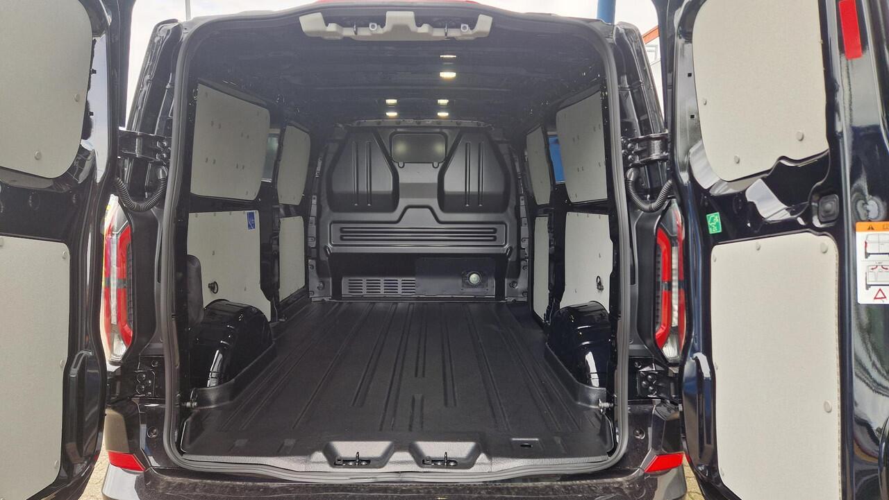 Ford TRANSIT CUSTOM 320 2.5 PHEV L2H1 Sport 233pk | 0,99% Renteactie | Inklapbare trekhaak | 19 inch lichtmetalen Sport velgen (mat zwart) | Verwarmbaar stuurwiel | Navigatie systeem | B&O speakers