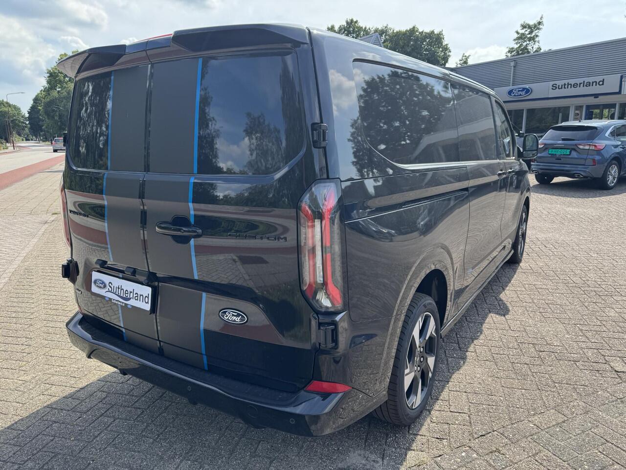 Ford TRANSIT CUSTOM 320 2.5 PHEV L2H1 Sport 233pk | 0,99% Renteactie! | Inklapbare trekhaak | 19 inch lichtmetalen Sport velgen (mat zwart) | Verwarmbaar stuurwiel | Navigatie systeem | B&O speakers