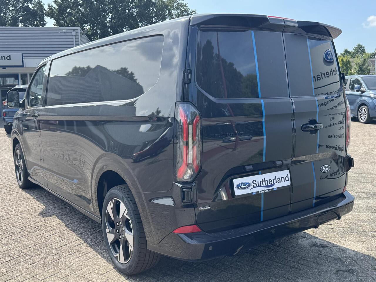 Ford TRANSIT CUSTOM 320 2.5 PHEV L2H1 Sport 233pk | 0,99% Renteactie! | Inklapbare trekhaak | 19 inch lichtmetalen Sport velgen (mat zwart) | Verwarmbaar stuurwiel | Navigatie systeem | B&O speakers