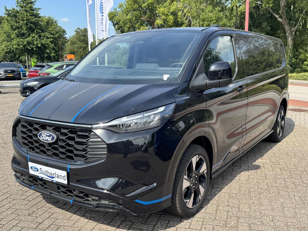 Ford TRANSIT CUSTOM 320 2.5 PHEV L2H1 Sport 233pk | 0,99% Renteactie! | Inklapbare trekhaak | 19 inch lichtmetalen Sport velgen (mat zwart) | Verwarmbaar stuurwiel | Navigatie systeem | B&O speakers