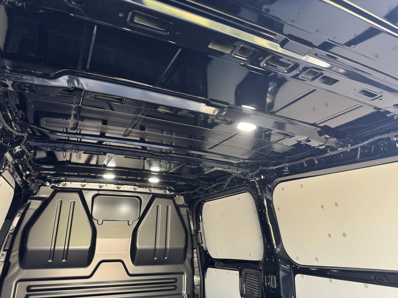 Ford TRANSIT CUSTOM 320 2.5 PHEV L2H1 Sport 233pk | 0,99% Renteactie! | Inklapbare trekhaak | 19 inch lichtmetalen Sport velgen (mat zwart) | Verwarmbaar stuurwiel | Navigatie systeem | B&O speakers