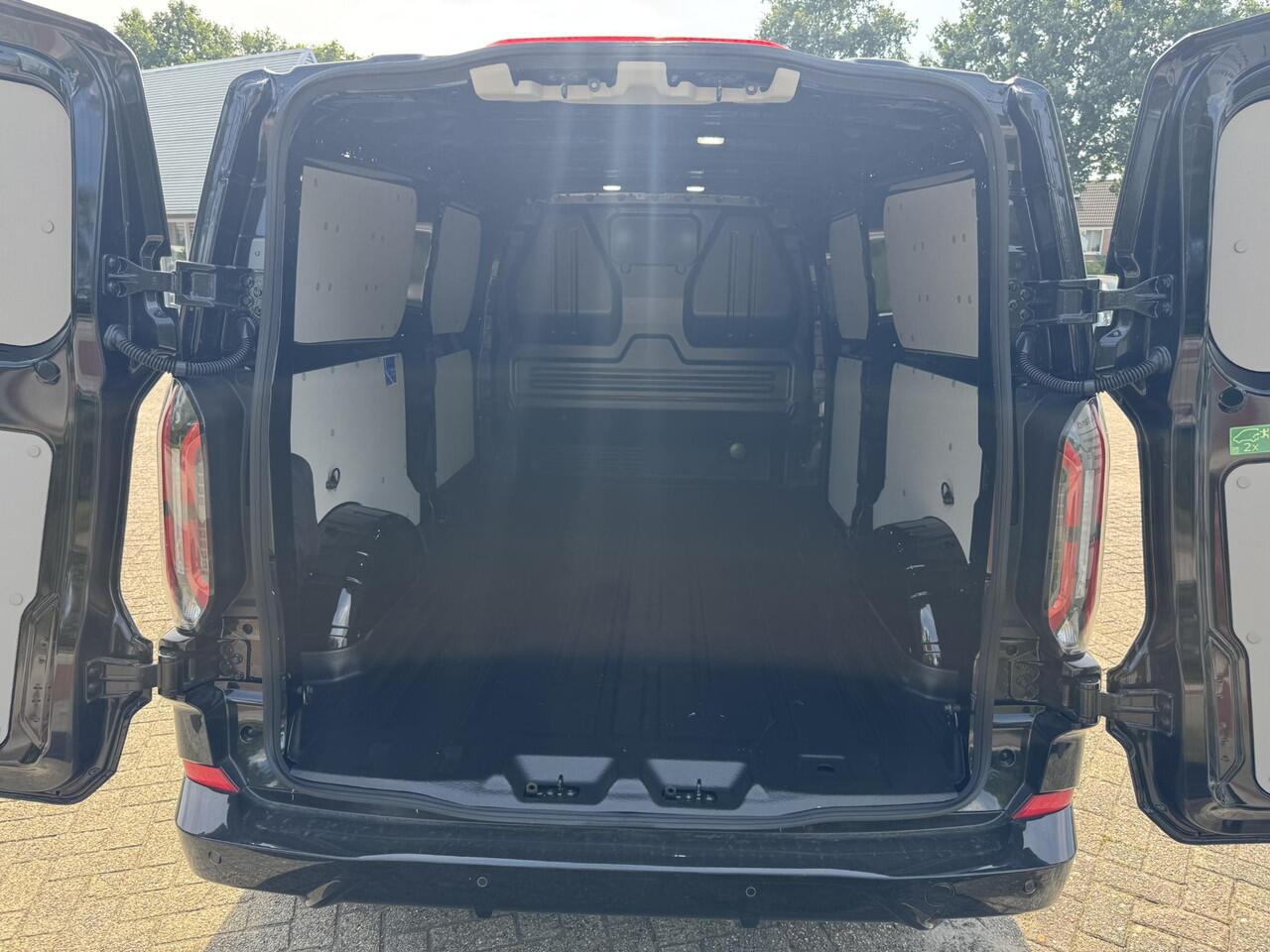 Ford TRANSIT CUSTOM 320 2.5 PHEV L2H1 Sport 233pk | 0,99% Renteactie! | Inklapbare trekhaak | 19 inch lichtmetalen Sport velgen (mat zwart) | Verwarmbaar stuurwiel | Navigatie systeem | B&O speakers