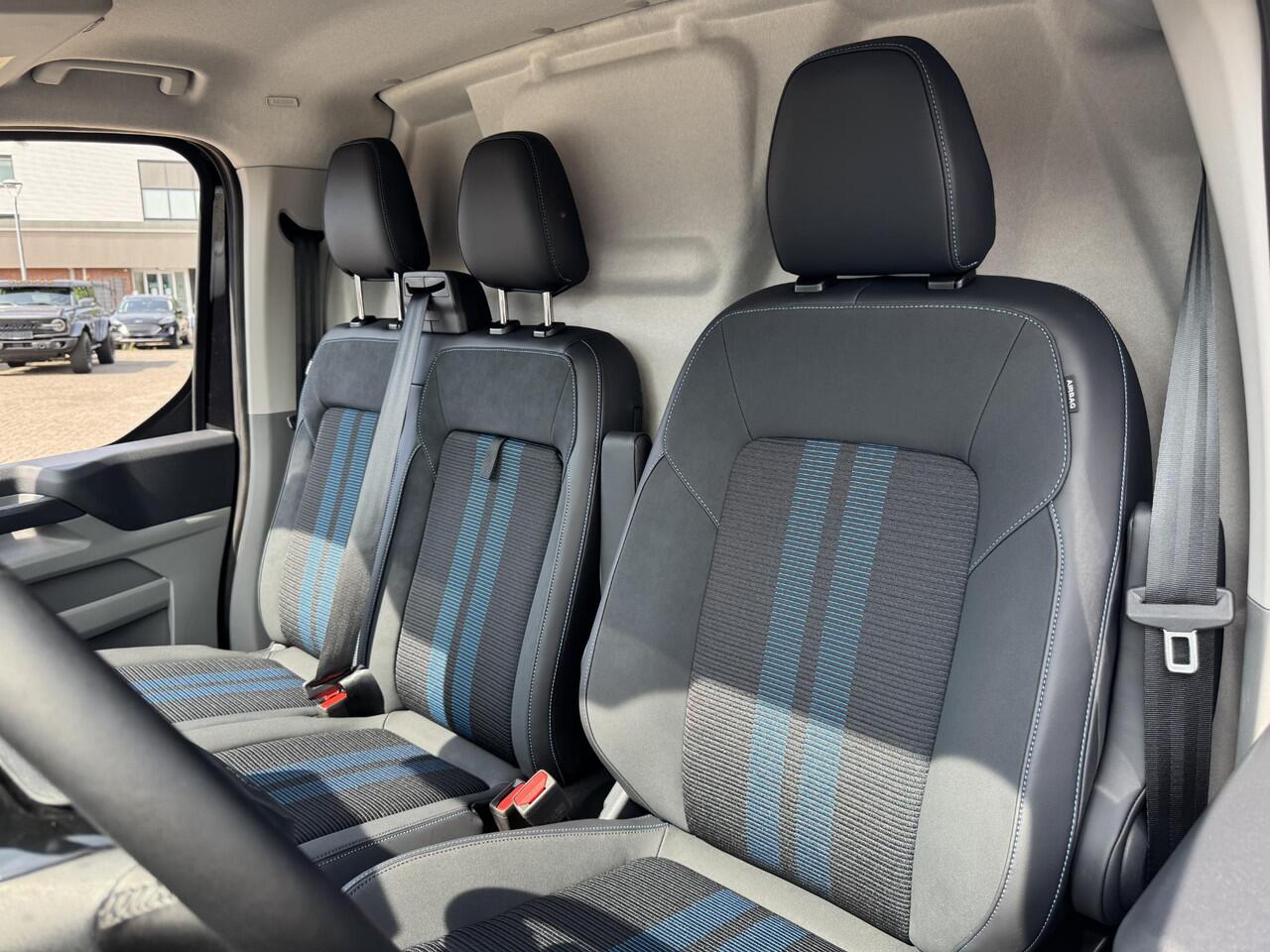 Ford TRANSIT CUSTOM 320 2.5 PHEV L2H1 Sport 233pk | 0,99% Renteactie! | Inklapbare trekhaak | 19 inch lichtmetalen Sport velgen (mat zwart) | Verwarmbaar stuurwiel | Navigatie systeem | B&O speakers